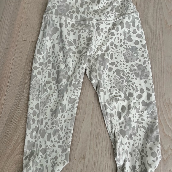 Lululemon align high rise crop 17’ size 4 - Picture 4 of 6